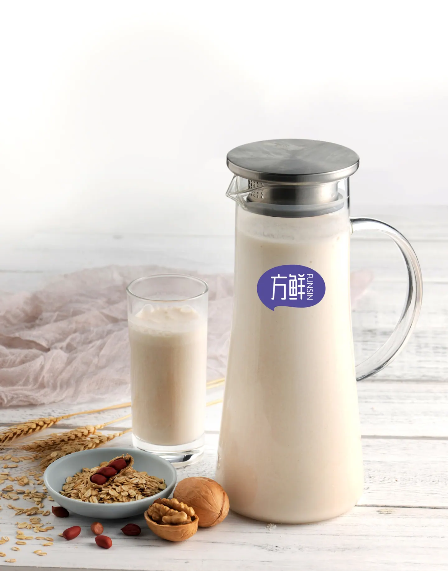 Walnut and oat drink with ingredients