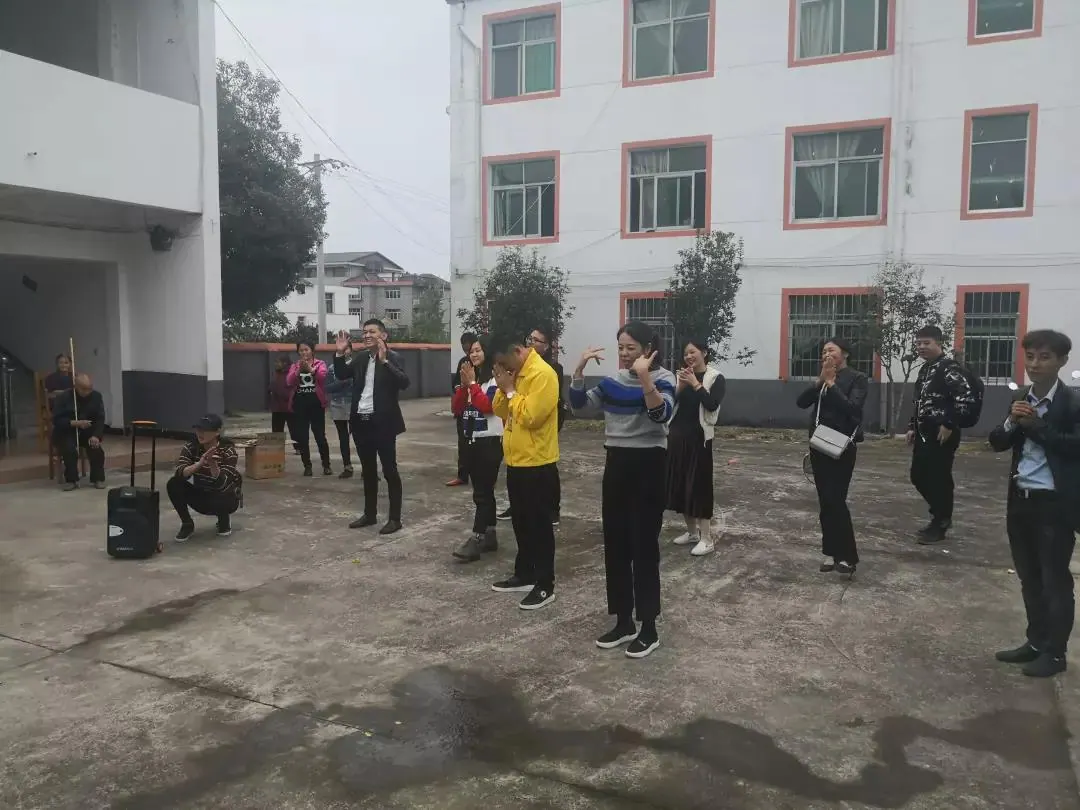 敬老院慰问活动现场