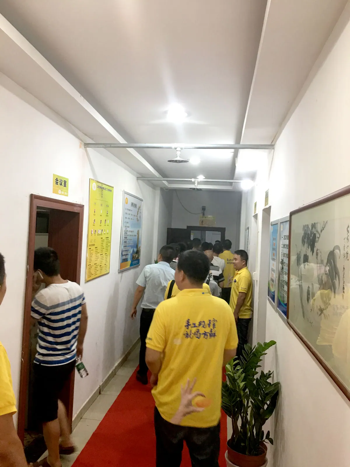 来访客户参观品牌展示墙