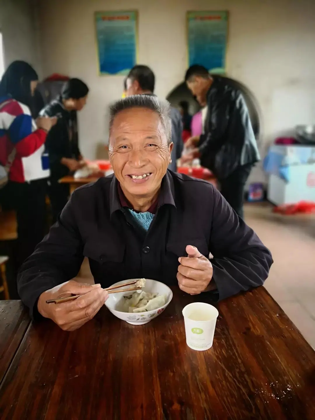 敬老院老人品尝餐食