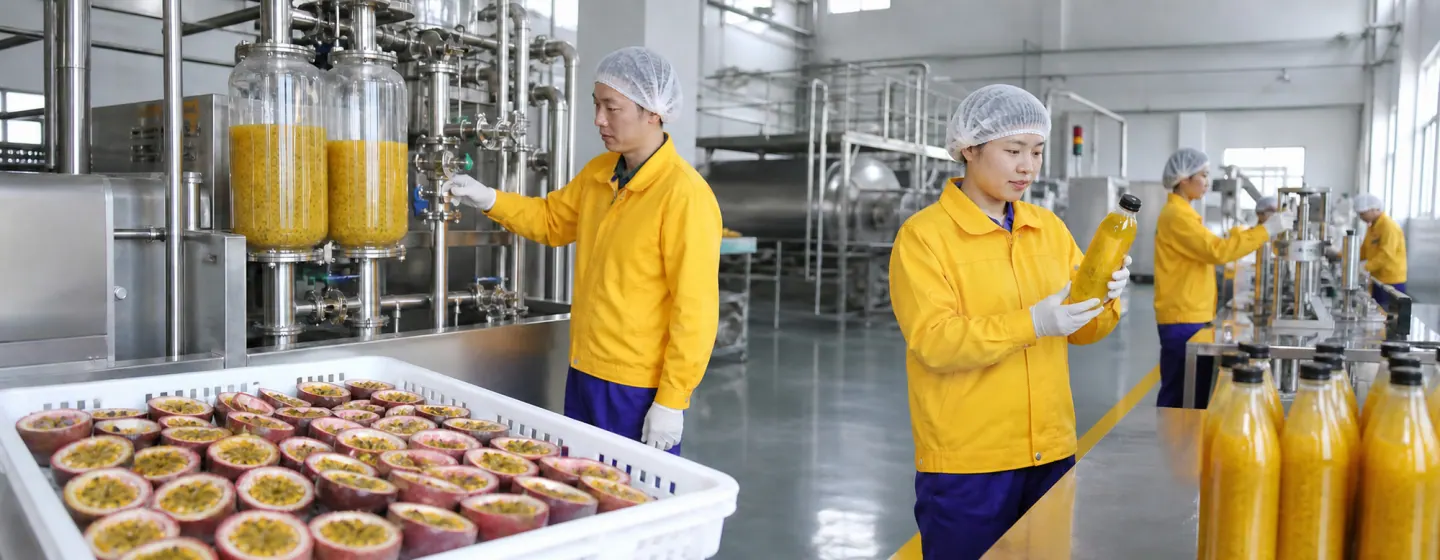 方鲜百香果饮品灌装作业