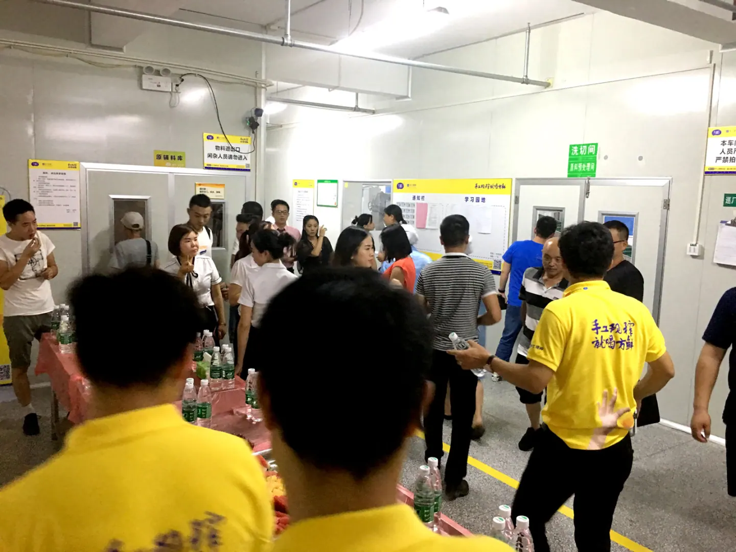 来访客户参观方鲜展厅