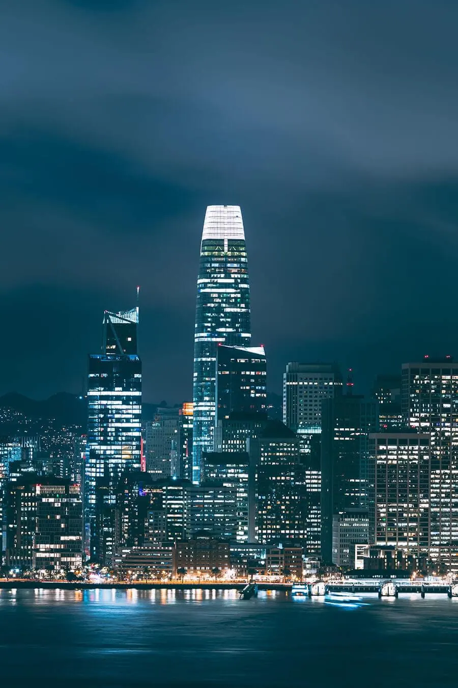 城市滨水夜景