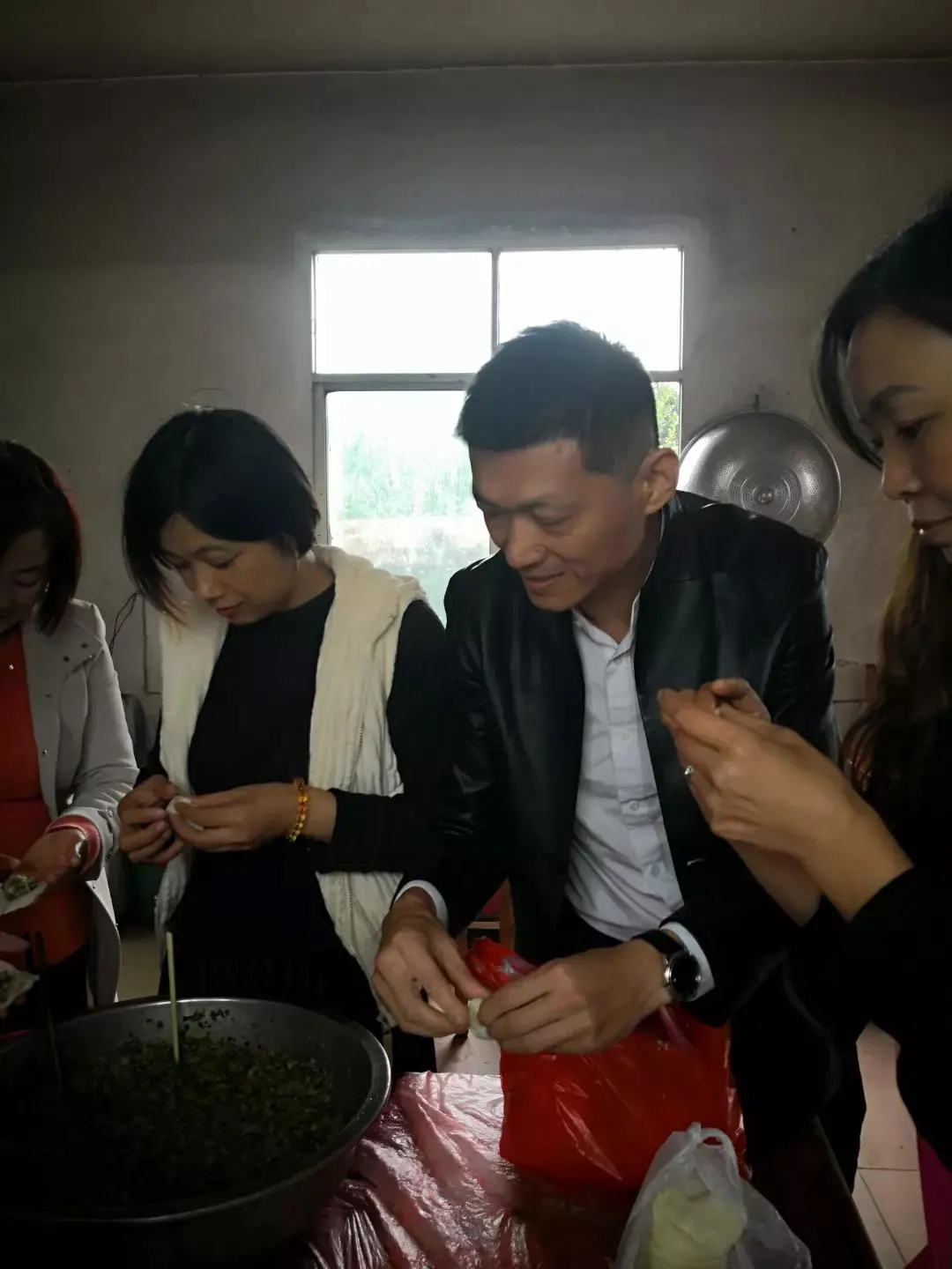 与敬老院老人交流