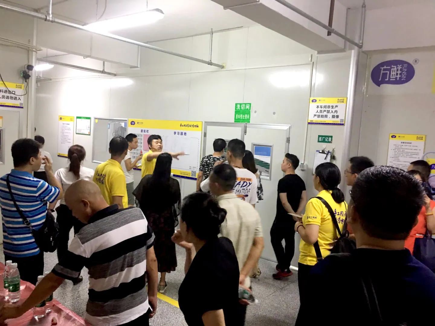 来宾在展厅听取介绍