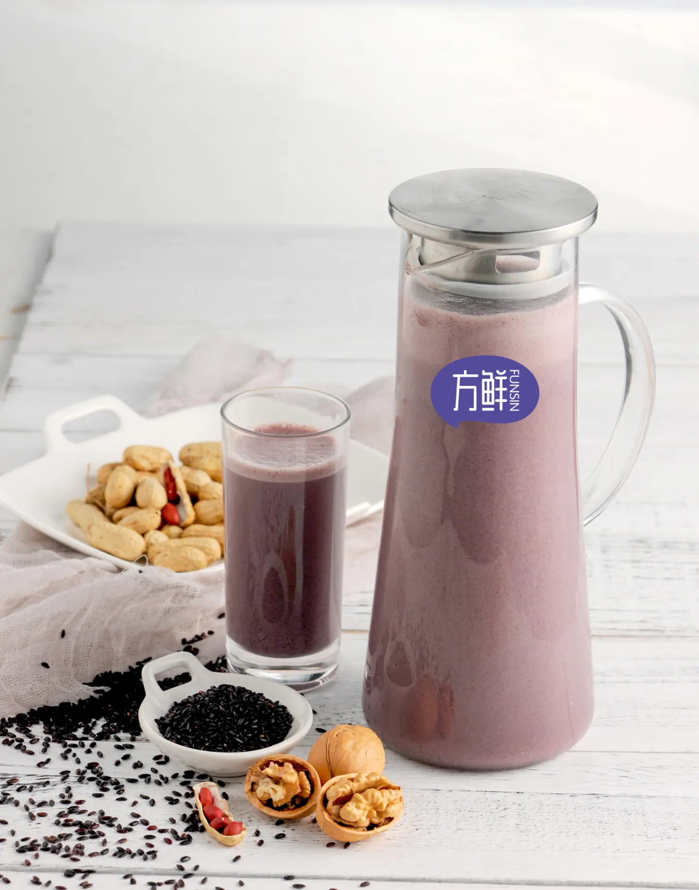 Walnut and black rice drink with ingredients