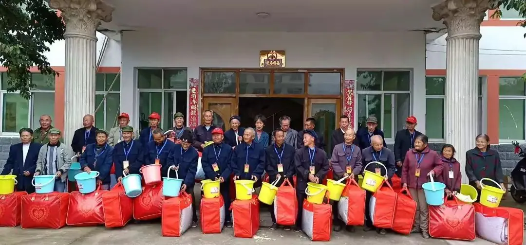 方鲜敬老院慰问活动合影