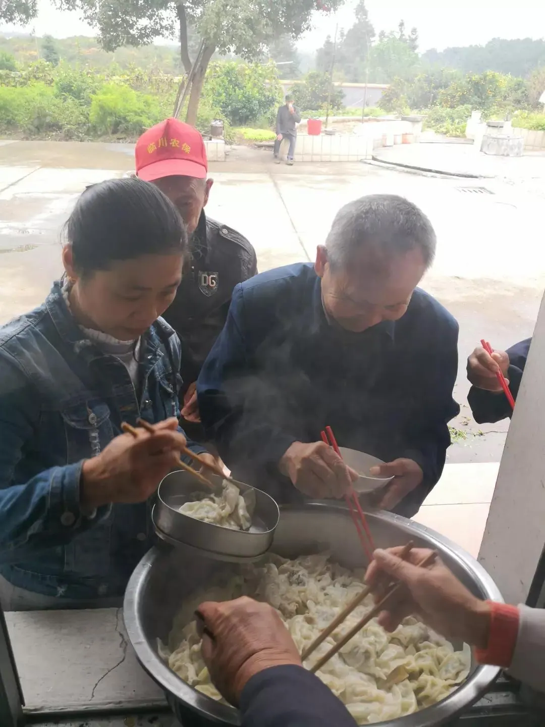 敬老院老人就餐