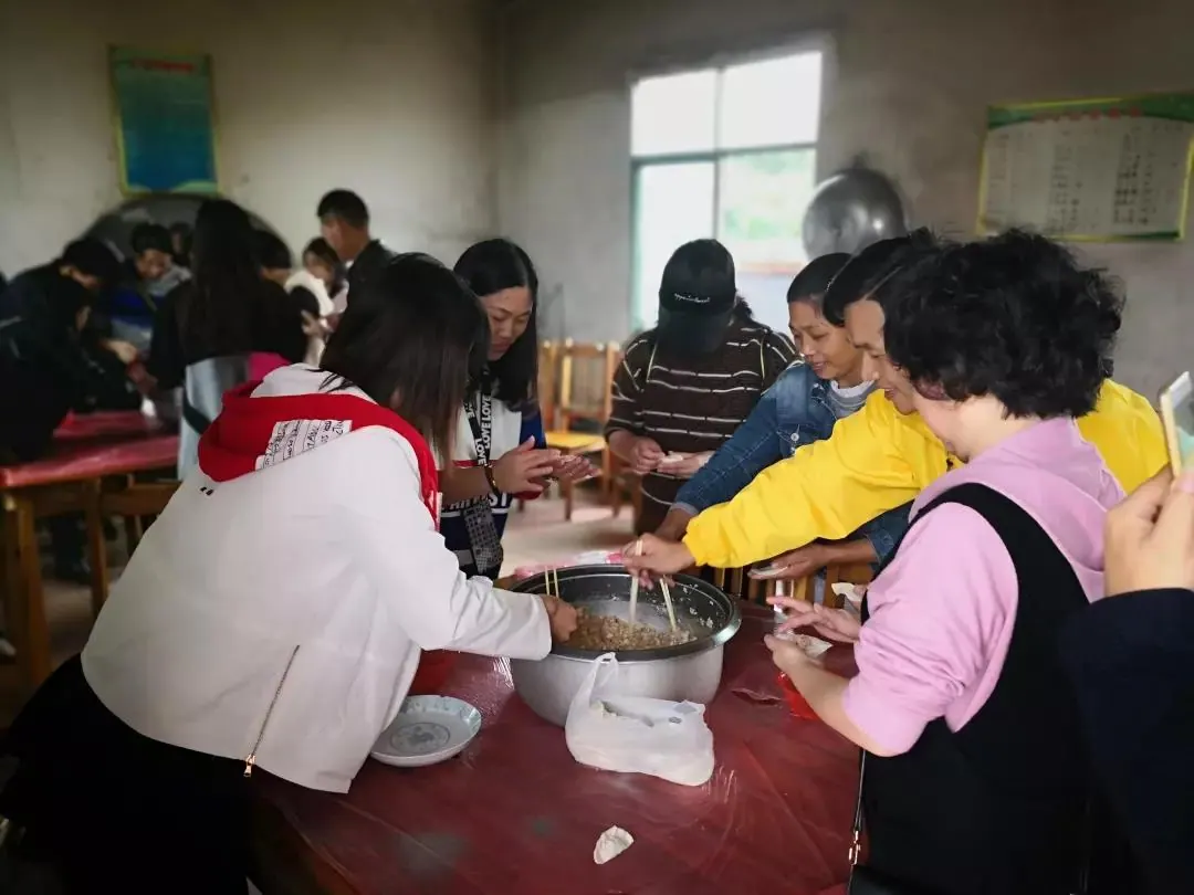 工作人员为老人准备餐食