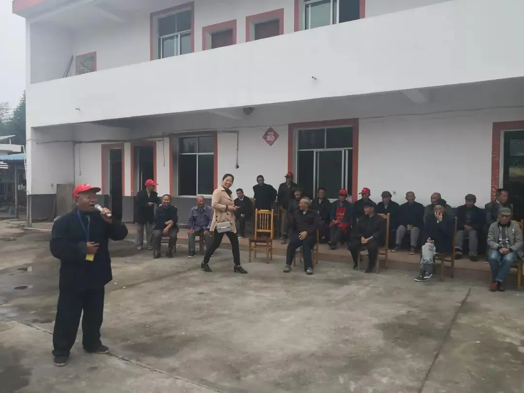 敬老院慰问交流现场