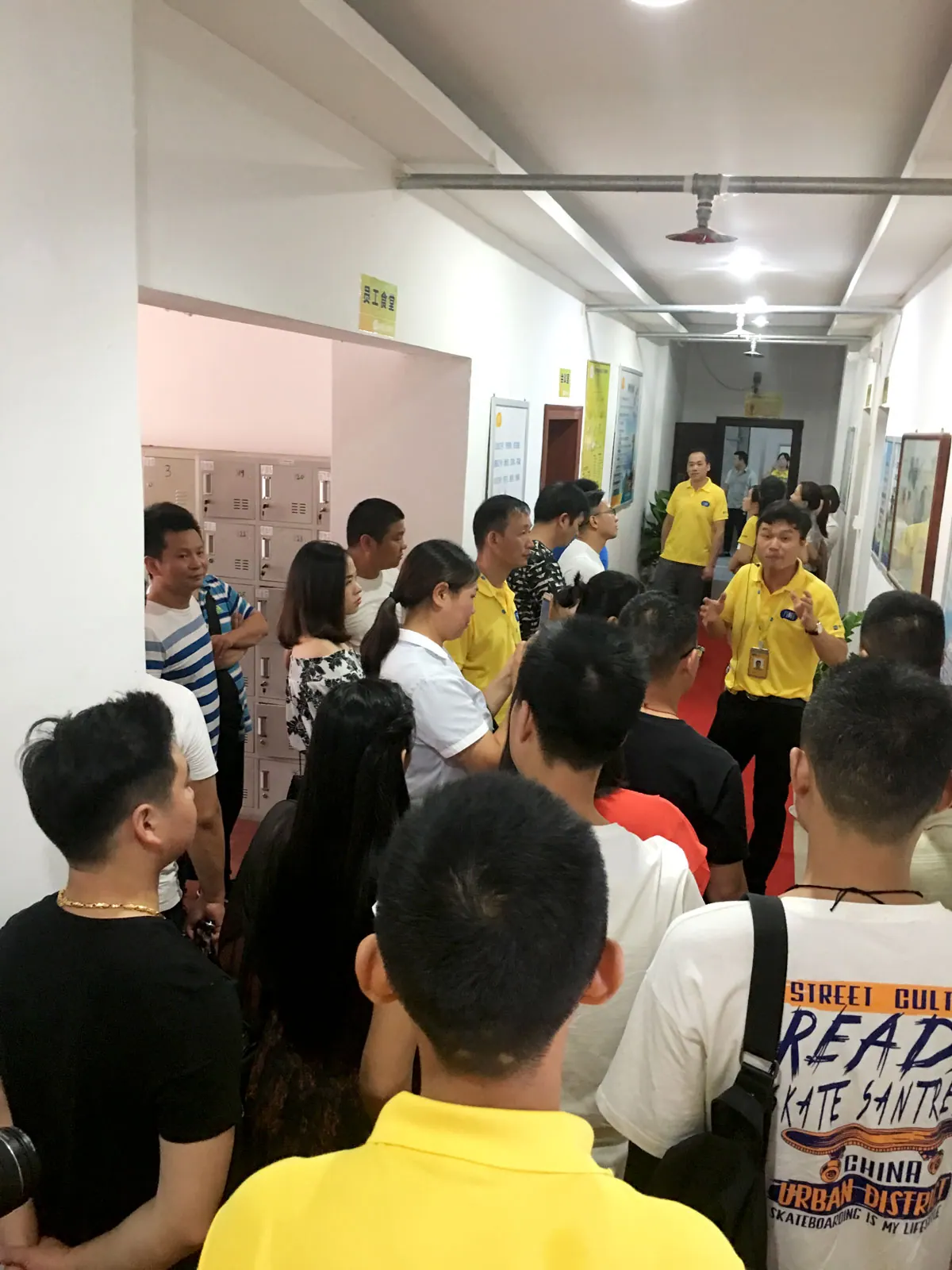 来宾参观方鲜工厂